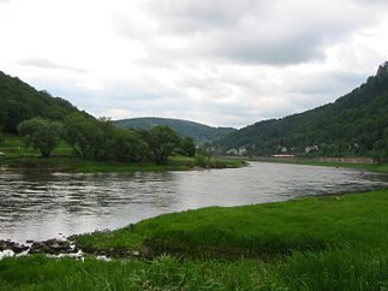 330px-Elbe_-_flussaufwärts_kurz_nach_Ort_Königstein