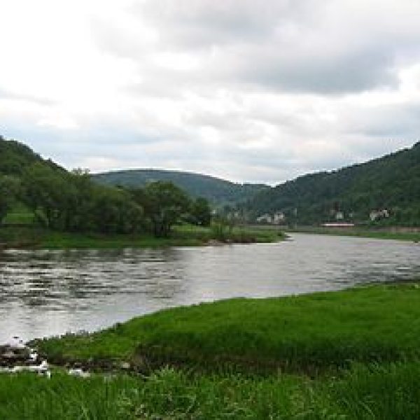 330px-Elbe_-_flussaufwärts_kurz_nach_Ort_Königstein